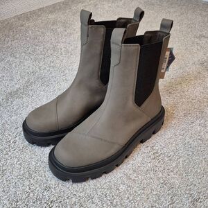 TOMS Women's Rowan Water Resistant Chelsea Boots Cream Size 8.5